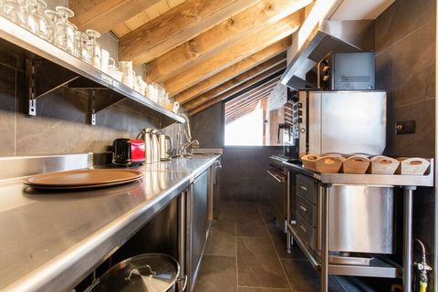 This luxurious holiday home with a secure spa and a room with ski boot warmers and gloves for as many as 18 skiers is located in the Mecca of off-piste skiing and ice climbing. Ideal for winter sports enthusiasts! Shuttles in front of the chalet lead...