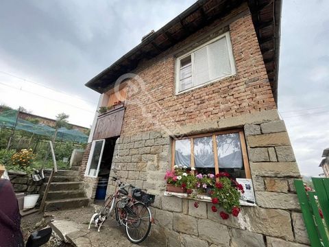 Imoti Tarnovgrad bietet Ihnen ein zweistöckiges Haus in der Stadt Veliko Tarnovo an. Plachkovtsi, 7 km von der Stadt Plachkovtsi entfernt. Tryavna. Der erste Stock ist unmöbliert und der zweite Stock verfügt über drei Zimmer, eine Küche und ein Badez...