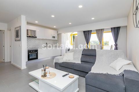 Magnifique appartement avec une chambre, à Quarteira. Situé à quelques minutes à pied de la plage, cet appartement se compose d´un salon et salle à manger, d´une cuisine américaine, d´une chambre et d´une salle de bain complète. Récemment rénové, il ...