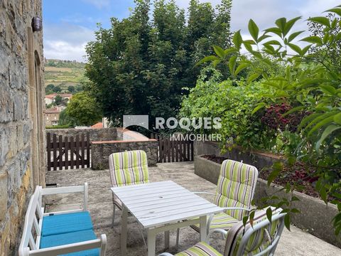 Dans village, 10 minutes Millau, belle maison en pierre de type 8, 200 m2 habitables plus double garage, terrasses et jardin de 120 m2, le tout en bon état et comprenant : En rez de chaussée, deux garages, buanderie et cave Au 1e étage : cuisine, sal...