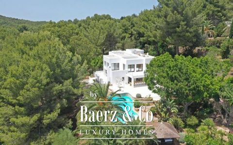 Elegant property located in the north specifically in the municipality of Sant Joan, which has a constructed area of 596 square meters, built in 2001, on a plot of 7,183 square meters according to the land registry. Only 10 minutes drive from Morna C...