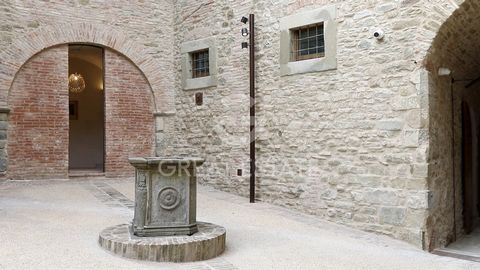 Affacciato sulla monumentale facciata del Santuario dei Miracoli di Castel Rigone, sulla vallata di Preggio e su quella magionese, si erge questo elegante palazzo, che fungeva da residenza nobiliare e zona magazzini a servizio del nobile e di 37 prop...