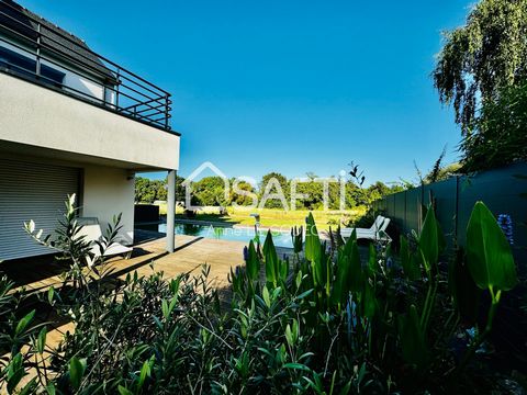 Venez découvrir cette MAGNIFIQUE maison CONTEMPORAINE de construction JUBAULT de 175m2 sur un terrain de 924m2 avec Piscine, jacuzzi et terrain de pétanque située à VANNES ( nord-est) à seulement 7 minutes de la gare. Le rez-de-chaussée offre une ent...