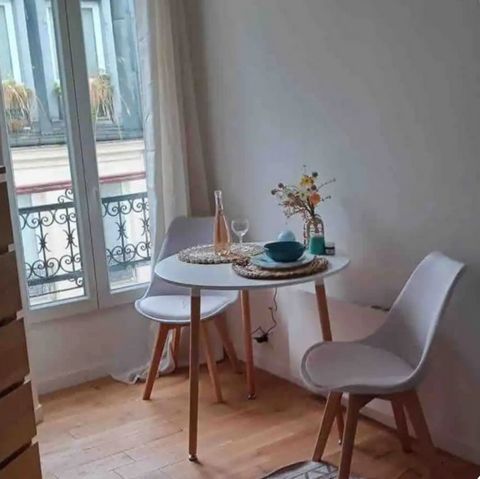 Studio confortable et lumineux de 18 m2, entièrement meublé, disponible pour une location à moyen terme. Situé au cœur du quartier artistique de Paris : Montmartre, 18ème arrondissement. À 3 minutes à pied du métro Abbesses. Près des magasins et d'ex...