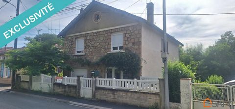 Située à 5 minutes du centre ville, Proche Capimondis, sortie rocade RODEZ-ALBI à 5 minutes venez découvrir cette grande maison sur 3 niveaux. Par un hall d'entrée, et sa véranda, le Rdc est aménagé en plusieurs pièces, une cuisine, une chambre, un w...