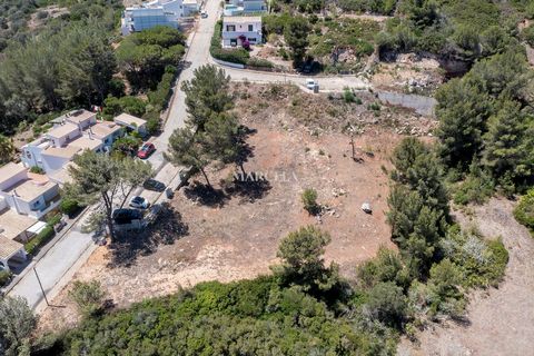 Terrains urbains situés dans une urbanisation calme et résidentielle à seulement 5 minutes en voiture du village de pêcheurs de Salema avec l'une des plus belles plages de l'Algarve et du parcours de golf Parque da Floresta. Les lots sont situés dans...