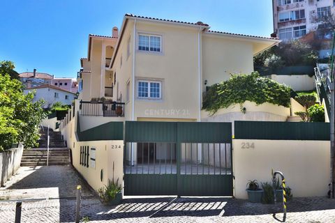 Excellent appartement de 208 m2 en excellent état et prêt à emménager, à quelques mètres du Parque Palmela, de l'Av Marginal, de la Plage de Tamariz et du Casino Estoril. Cet appartement est situé dans une copropriété privée avec un jardin et une vue...