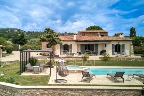 Proche Valbonne et Mougins, belle villa au calme bénéficiant d’une exposition sud et d’un ensoleillement maximum du matin au soir en toute saison. Lumineuse, la villa dispose d’un double séjour avec cheminée, d’une cuisine séparée équipée, de 4 chamb...