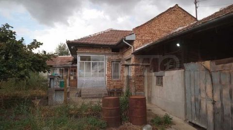 SUPRIMMO Agencia: ... Esta acogedora propiedad incluye una casa de ladrillo de una sola planta con una superficie total de unos 100 m², situada en una parcela de 2800 m². La casa cuenta con tres habitaciones, un pasillo y un anexo adicional, que albe...