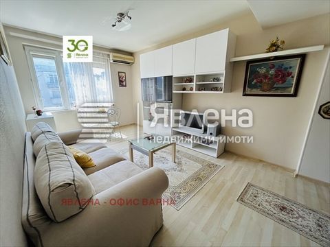 Spacious south, four-bedroom apartment, quality renovated and furnished, 150 sq.m., on Red Square. On the 3rd fully covered floor of 4. In a maintained building, massive brick construction since 1970, with controlled access. It consists of a spacious...