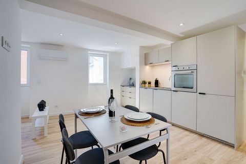 Apartamento T1, totalmente remodelado, localizado no Bairro Alto, bairro tipico de Lisboa e bem servido de comércio e serviços. Originalmente um T2, o imóvel foi transformado em um espaçoso T1, ideal para quem valoriza conforto e modernidade. A sala ...