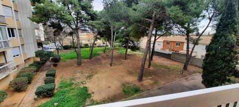 Béziers, dans résidence sécurisée très bien entretenue, proche écoles, commerces, parc, accès autoroute, quartier Hôpital, vend appartement 4 piéces de 80m² au 2éme étage sur 5 avec ASCENSEUR . Vous bénéficierez d'une place de PARKING PRIVATIVE, d'un...