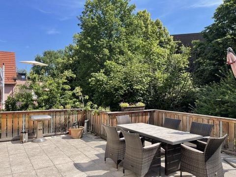 In Marbach, midden in de historische oude binnenstad, wordt u een charmant herenhuis aangeboden met een grote tuin, terras, serre, groot balkon, omaflat en 3 parkeerplaatsen. Het huis is al tientallen jaren in bezit en is regelmatig gerenoveerd en ge...