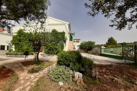 Location: Šibensko-kninska županija, Rogoznica, Kanica. ŠIBENIK, ROGOZNICA - Casa vicino al mare È in vendita una bella casa indipendente di 154 m2 con un ampio e bellissimo giardino paesaggistico di 390 m2. La casa si trova nella piccola cittadina d...