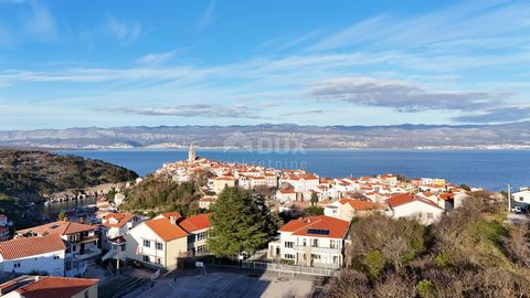 Location: Primorsko-goranska županija, Vrbnik, Vrbnik. INSEL KRK, VRBNIK (Mitte) - Bauland + konzeptionelle Lösung von einzigartigem Design Bauland, 350 Meter vom alten Zentrum des schönen Vrbnik entfernt. Die Grundstücksfläche beträgt 646 m2, es bie...