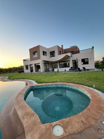 Cette villa prestigieuse, située sur la route de Ouarzazate, offre un cadre de vie incomparable avec ses 6600 m² de terrain et 440 m² de surface habitable. Elle comprend deux grands salons lumineux, parfaits pour recevoir et se détendre et une cuisin...