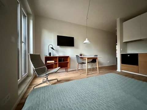 Willkommen in unserem modernen Apartment, ideal gelegen direkt gegenüber dem ikonischen Schlosspark Sanssouci in Potsdam. Tauchen Sie ein in Luxus und Komfort in diesem brandneuen, von Designern eingerichteten Raum, der Teil eines neu renovierten Vil...