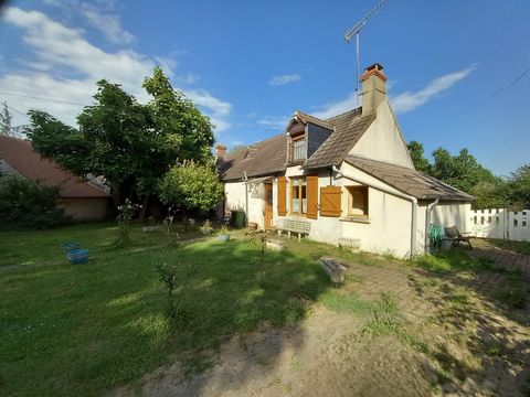 Située dans un secteur paisible au milieu de la nature, cette longère à rafraichir n'attend que votre famille pour lui redonner vie . Habitable de suite, elle vous offre un séjour/ salon avec cheminée, une cuisine, une salle d'eau avec wc et une cham...