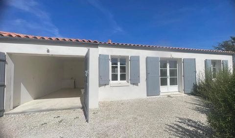 Au coeur de Dolus, tous commerces à pied, venez découvrir cette maison de plain pied d'environ 71m2. Elle vous offre une pièce de vie d'environ 38m2 avec cuisine équipée, 2 chambres, une salle d'eau, wc séparés et un garage. Rien ne manque à cette ma...