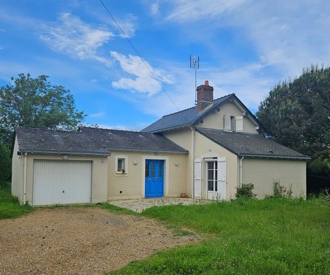 Dans la campagne de Juigné sur Loire sur un terrain arboré et paysagé de 1680m2. Cette maison non mitoyenne et en parfait état comprend au rez-de-chaussée une entrée, une suite parentale avec placard, salle d'eau et placar, wc, une cuisine aménagée e...