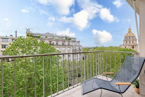 Overlooking the Dôme des Invalides, air-conditioned, on the 7th floor with elevator of a luxury condominium built in 1954 with live-in janitor, a 97.03 m2 Loi carrez comprising an entrance hall, a 33m2 living room, a dining room opening onto a large ...