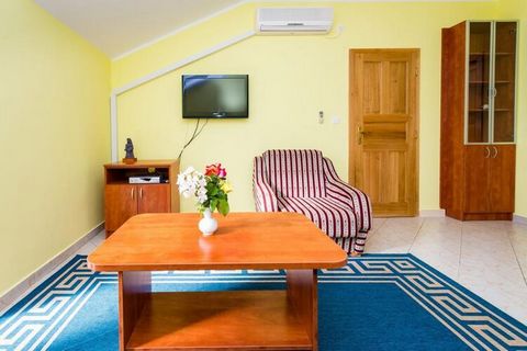 Apartments Dubelj feature accommodation units located at Ombla river, in quiet Komolac area. Guests will have access to spacious shared terrace and barbecue facilities. Private parking available, free of charge, reservation is required. Daily trips c...