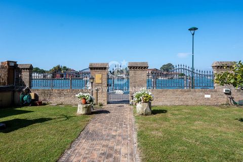 Murano Fondamenta Cristoforo Parmense porzione di villa fronte laguna. Circondata su due lati da un giardino privato che si affaccia sulla laguna proponiamo in vendita una villa disposta su due livelli. L'abitazione si compone al piano terra di quatt...