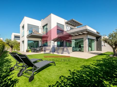 Villa de 4 dormitorios con fantásticas vistas y excelentes acabados y amplias áreas, en Carvalhal, Bombarral. Consta de cocina abierta y salón de 49,20m2, 4 dormitorios con armarios empotrados, 2 de ellos en suite, con balcón y terraza con vistas a l...