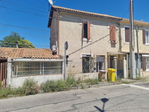 Close to the city center - detached house Avignon It is composed as follows: an entrance which gives access to the first floor, a beautiful living room, an adjoining kitchen as well as a laundry room. Then the ground floor also accommodates a kitchen...