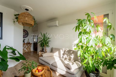 Completely renovated in 2020, this 50m2 apartment, located in the 4th arrondissement of Marseille near the Chartreux, offers a living space that is elegant, thanks to its subtle renovation and character, and singular because of a balcony with an unob...