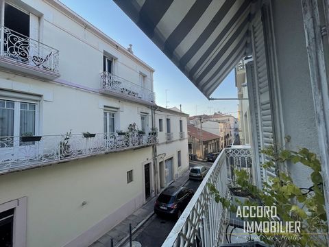 Near the Allées Paul Riquet: Comfortable T3 townhouse of 76 m2 of living space on 4 levels. Discover on the 1st floor a modern kitchen, equipped and open to the living room, a bathroom with toilet. On the 2nd floor, 2 bedrooms, 1 with dressing room, ...