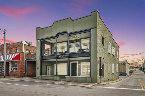 Embrace the allure of Downtown Crossville with this impeccably renovated historic building! Featuring large windows and beautiful hardwood floors, this property offers a bright, modern layout suitable for both residential and commercial use. Experien...