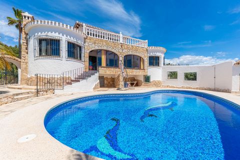 Diese Villa zum Verkauf in Moraira liegt auf einem großen Grundstück von 1000m2 in fußläufiger Entfernung zum Dorf und dem Strand. Das Anwesen ist über 3 Ebenen verteilt.  Erdgeschoss: Eine Eingangshalle mit doppelter Deckenhöhe verteilt den Zugang z...