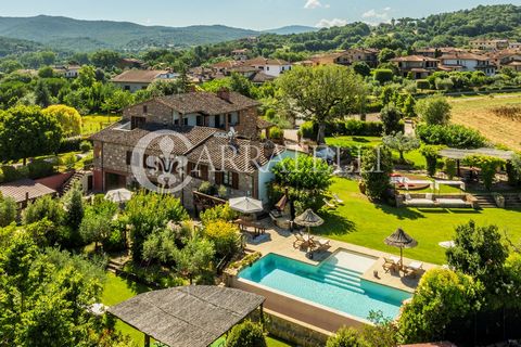 Meravigliosa proprietà situata in un angolo pacifico di Città della Pieve, si compone di casale di circa 855 mq, terreno privato di circa 5000 mq con giardino e una piscina moderna. Descrizione: Adatta come lussuosa residenza per famiglie che cercano...