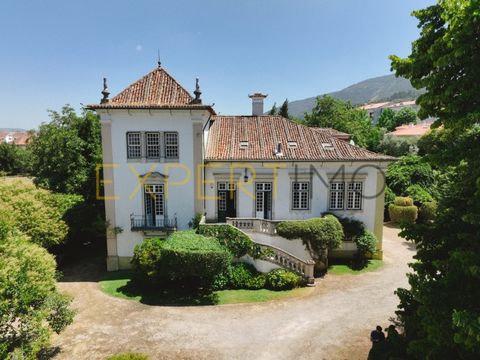 Bacalao 7069 Esta casa solariega en venta en el centro del pueblo de Lousã es una verdadera joya arquitectónica, que data del siglo XX y fue diseñada por el renombrado arquitecto João Moura Coutinho en 1923. Clasificado por la Dirección General de Pa...