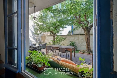 Benefiting from an exceptional location a few steps from the Corum, close to transport and amenities, discover this charming T2 to refresh to your taste with a large private courtyard of about 60m2. Cleverly arranged on a half-level, you will enjoy a...