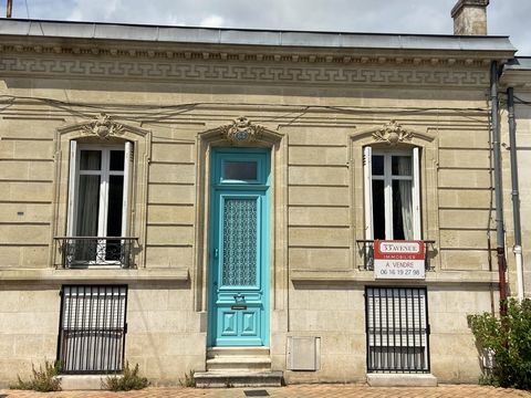 L’Agence 33ème Avenue vous propose cette charmante maison en pierre de 130 m2, idéale pour une famille. Située dans un quartier calme et familial, elle se trouve à seulement 5 minutes à pied des commerces, des transports et des écoles. En entrant, vo...