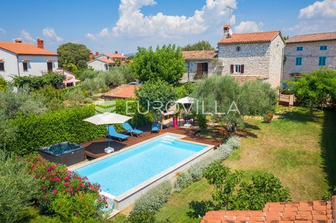 Istria, Poreč - authentic stone house with pool and sea view, beautiful and quiet location 3 km from the center of Poreč and beautiful beaches. The house has an area of 145 m2, and is located on a landscaped plot of 516 m2. On the ground floor of the...