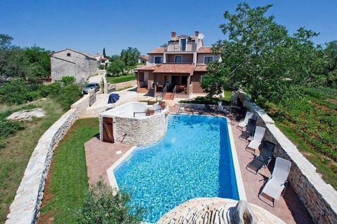 Charmante maison avec vue sur la nature à Jursici, Svetvincenat - à 9 km de la mer ! A seulement 15 minutes en voiture de la mer et des premières plages dans un endroit magnifique entouré d'une nature intacte, avec un jardin de 600 mètres, cette bell...