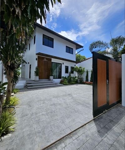 Op zoek naar de perfecte woning in Phuket? Dit moderne huis met twee verdiepingen en een zwembad in een van de meest populaire gebieden van Rawai biedt een geweldige combinatie van comfort, stijl en gunstige locatie! Plaats Dit huis ligt op slechts 2...