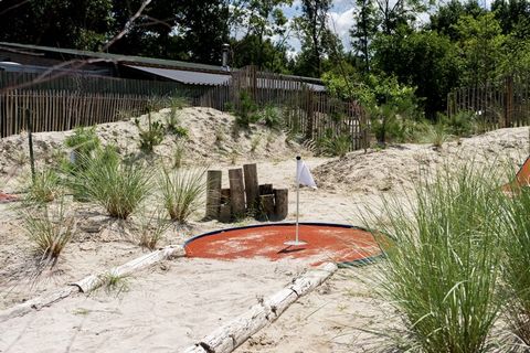 Dieses moderne, einstöckige, freistehende Chalet befindet sich im Resort Kaatsheuvel, das 2019 eröffnet wurde und nur 2 km vom weltberühmten Freizeitpark De Efteling entfernt ist. Ihnen steht ein helles Wohnzimmer mit Fernseher zur Verfügung. In der ...