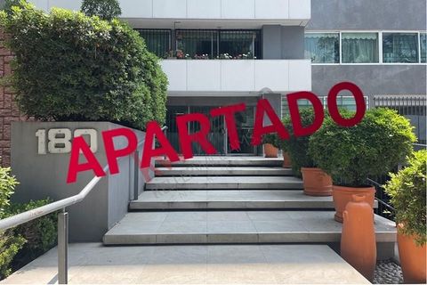 Departamento de 132m2 con excelente iluminación natural. Está en un quinto piso, es exterior, cuenta con balcón y está en una calle tranquila. Consta de: Amplia sala, comedor y un recibidor2 amplias recámaras (con posibilidad de una tercera), la prin...