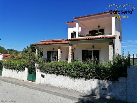 Casa situata in una delle zone più prestigiose e richieste del villaggio di Sertã, per la sua tranquillità e la vista che si offre sul villaggio. Si sviluppa su tre piani, è composto da un piano seminterrato con garage e cucina, piano terra con ingre...