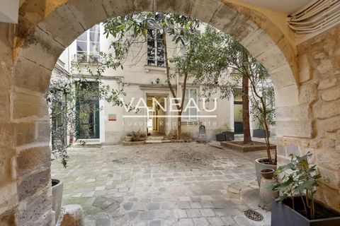 In the heart of the Marais, in an attractive condominium in a well-maintained 18th century building, Agence VANEAU offers a 130m² Loi Carrez duplex apartment, comprising : On the first level, a spacious living room overlooking the street and an open-...