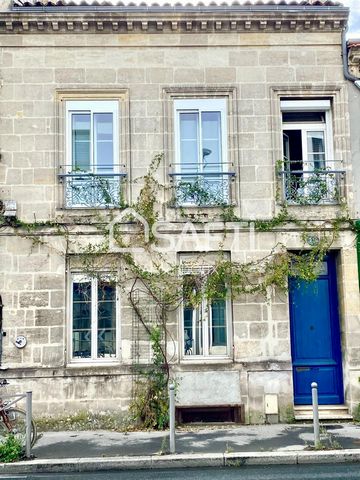 A Bordeaux, dans le quartier recherché de Saint-Genès/Nansouty, maison en pierre d'environ 100 m² avec cave (plus de 20 m²) et combles aménageables. Au rez-de-chaussée, l'entrée dessert un salon, une salle à manger avec cuisine semi-ouverte. A l'étag...