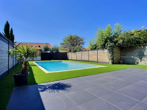 33130 - BEGLES. C'est à 5 min A PIED des Boulevards et de Bordeaux que prend place cette maison située dans une RUE CALME avec un VASTE JARDIN, PISCINE et GRAND GARAGE (rare sur le secteur !). Dès votre entrée, vous serez accueilli par une galerie d'...