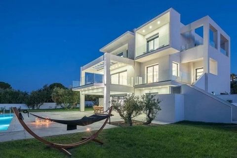 GADAIT International nodigt u uit om een uitzonderlijke villa op het eiland Zakynthos te ontdekken, een residentie waar elegantie en absoluut comfort elkaar ontmoeten. Dit pand van 370 m², prachtig gelegen op een perceel van 4.036 m², biedt lichte le...