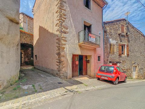 Au cœur du charmant village de Camplong, réputé pour son authenticité et sa tranquillité, cette maison de village R+2 vous propose une surface habitable d'environ 108m². À proximité immédiate des petits commerces et de l'école du village, elle bénéfi...