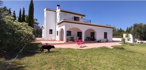 Zu verkaufen direkt von den Eigentümern! Diese entzückende zweistöckige freistehende Villa befindet sich in der ruhigen Landschaft in der Nähe des beliebten Dorfes Casarabonela. Während das Anwesen von einer schönen Aussicht, Privatsphäre und Ruhe pr...