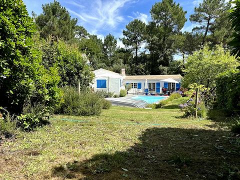 NOIRMOUTIER (85330) - Très rare. En plein coeur du BOIS DE LA CHAISE. Très belle maison en excellent état, conçue pour 2 familles, dans un environnement très calme et lumineux. La première maison dispose de d'une cuisine, un séjour avec cheminée de t...